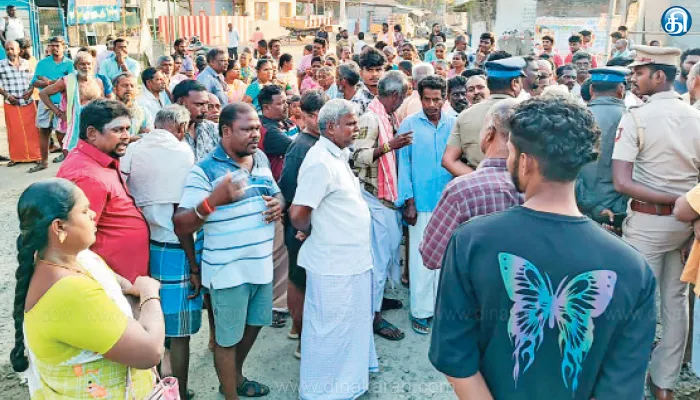 சாலை விரிவாக்கத்திற்காக குடியிருப்புகள் அகற்றம் கிராம மக்கள் சாலை மறியல்