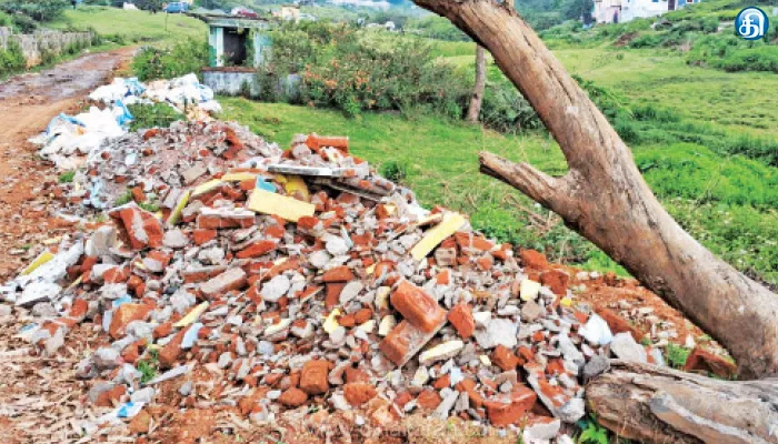 ரைபிள் ரேஞ்ச் சதுப்பு நிலத்தில் கொட்டப்படும் கட்டிடக்கழிவுகள்