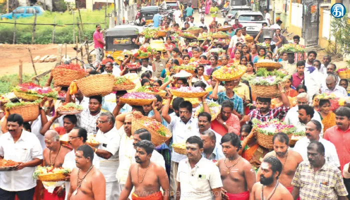 திருச்சி உறையூர் வெக்காளியம்மன் கோயிலில் பூச்சொரிதல் கோலாகலம்: திரளான பக்தர்கள் தரிசனம்