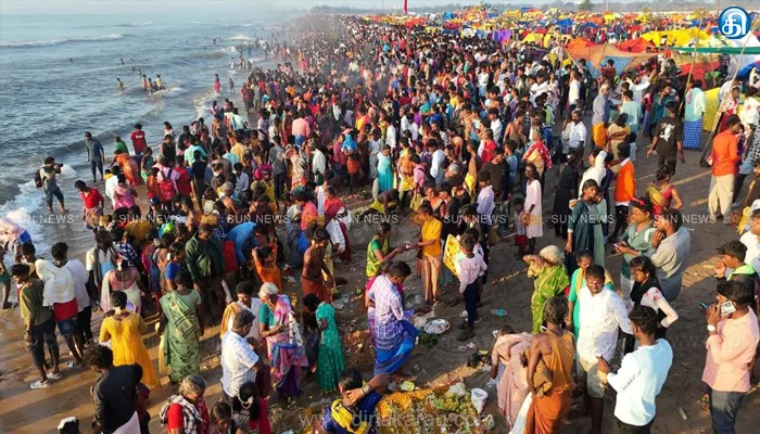 மாசிமக பெளர்ணமி.. மாமல்லபுரம் கடற்கரையில் குவிந்துள்ள இருளர் பழங்குடியின மக்கள்: கடற்கரை மணலில் சாமி செய்து அலங்கரித்து வழிபாடு!!