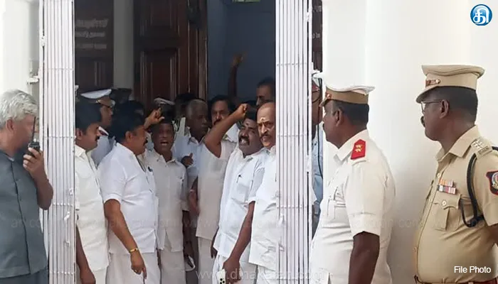 சட்டப்பேரவையில் அமளியில் ஈடுபட்டதால் அதிமுக எம்எல்ஏக்கள் சஸ்பெண்ட்: அவையில் இருந்து கூண்டோடு வெளியேற்றம்