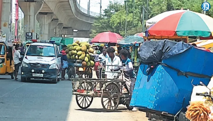 கோயம்பேடு மார்க்கெட்டை சுற்றி 600க்கும் மேற்பட்ட சாலையோர, தள்ளுவண்டி கடைகளால் தினமும் கடும் போக்குவரத்து பாதிப்பு: பொதுமக்கள் திண்டாட்டம்: சுகாதாரமற்ற முறையில் உணவுகள் விற்பனை