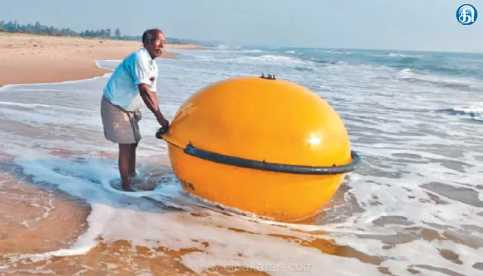 கடற்கரையில் கரை ஒதுங்கிய மிதவை