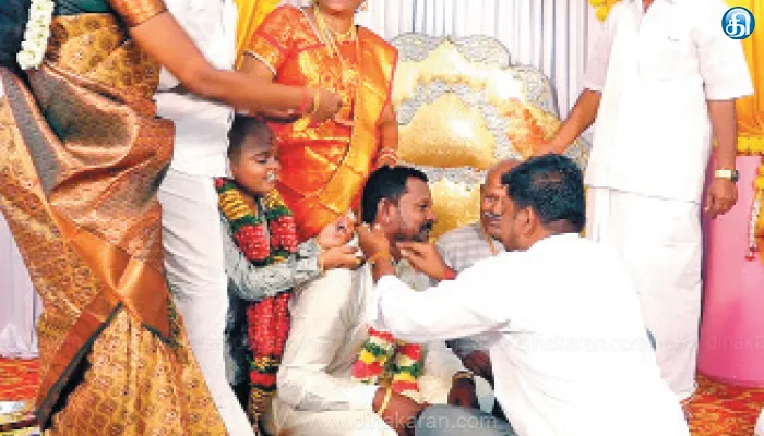 சிவகங்கையில் ருசிகர சம்பவம் ‘எனக்கு காது குத்துனீங்கள்ல… எங்க அப்பாவுக்கும் குத்துங்க..’மகனின் ஆசையை ‘காது கொடுத்து’ நிறைவேற்றிய தந்தை