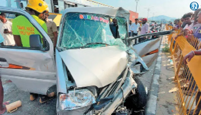 டிராக்டர்-பள்ளி வேன் மோதல் எல்கேஜி மாணவன், பெண் பலி: மேலும் 4 குழந்தைகள் படுகாயம்