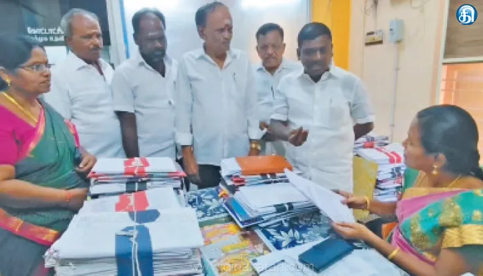 கோவில்பட்டி நகராட்சி பள்ளியில் மைதானமாக பயன்படுத்தும் இடத்தில் கட்டுமான பணிகள்