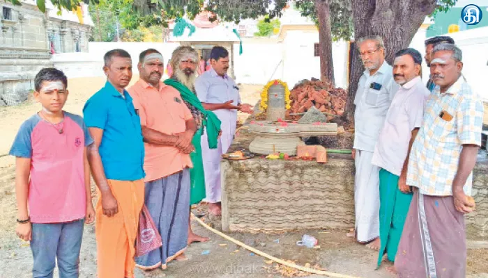 அரசு பள்ளியில் பில்லர் அமைக்க பள்ளம் தோண்டியபோது பூமிக்கடியில் ஆயிரம் ஆண்டுகள் பழமையான ‘சிவ லிங்கம்’ கண்டெடுப்பு
