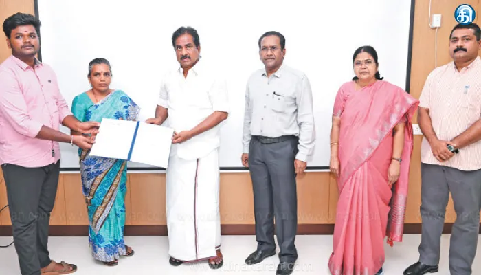 அதிக வரி வருவாய் ஈட்டித் தந்த 39 அலுவலர்களுக்கு ரூ.20,000 ஊக்கத் தொகை: அமைச்சர் மூர்த்தி வழங்கினார்