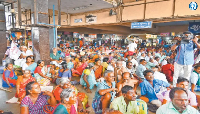 ஊக்கத்தொகையை உயர்த்தி வழங்கக் கோரி கோயம்பேடு பேருந்து நிலையத்தில் மாற்றுத் திறனாளிகள் போராட்டம்