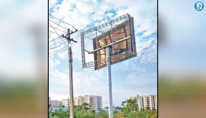 ஓஎம்ஆரில் அனுமதியின்றி ராட்சத விளம்பர பேனர்கள்: நடவடிக்கை எடுக்க வலியுறுத்தல்