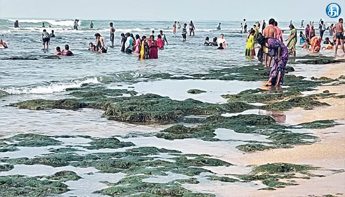 திருச்செந்தூரில் கடல் நீர் 2வது நாளாக சுமார் 50 அடி தூரம் உள்வாங்கியது!!