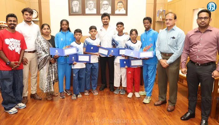செர்பியா செல்ல உள்ள தமிழக வீரர்கள் 6 பேருக்கு ரூ.15 லட்சத்திற்கான காசோலையினை வழங்கினார் துணை முதலமைச்சர் உதயநிதி ஸ்டாலின்