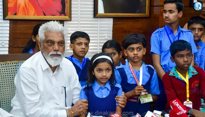 1ம் வகுப்பு முதல் 5ம் வகுப்பு வரை இந்தி கட்டாய பாடம் உத்தரவை நிறுத்தி வைத்தது மகாராஷ்டிரா அரசு: திருத்தப்பட்ட ஆணை வெளியிடப்படும்; கல்வியமைச்சர் அறிவிப்பு
