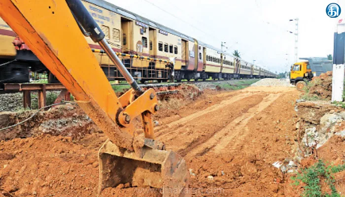 இரட்டை ரயில் பாதைக்காக தண்டவாளம் அமைக்கும் பணி தீவிரம்: கணியாகுளம் ரயில்வே கேட் மூடல்