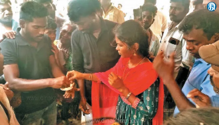 தந்தையின் சடலத்தின் முன் காதலியை மணந்த மகன்