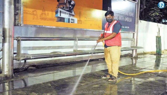 பிரஷர் அதிகம் கொண்ட மோட்டார்கள் மூலம் தண்ணீரை பீய்ச்சி அடித்து பேருந்து நிழற்குடைகளில் தூய்மைப்பணி: சென்னையை அழகுபடுத்த மாநகராட்சி அதிகாரிகள் தீவிரம்