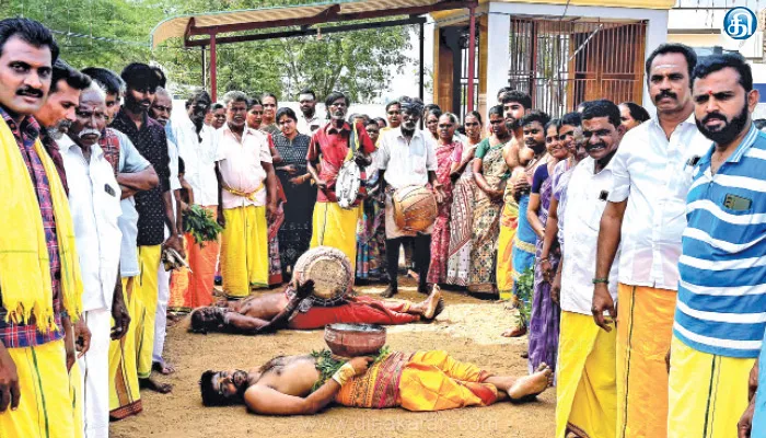 சக்தி மாரியம்மன் கோயில் விழா: அக்னி கரகத்தை வயிற்றில் வைத்து வலம் வந்த பூசாரி