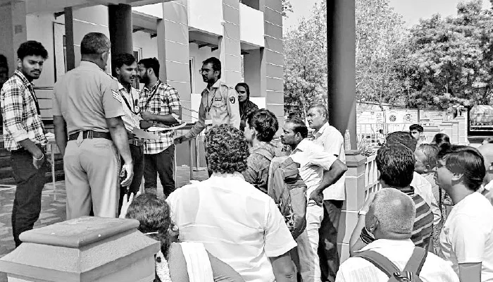 ஜேஇஇ முதன்மை தேர்வு: 5 நிமிடம் தாமதமாக வந்த 50 பேருக்கு அனுமதி மறுப்பு