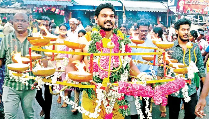 விருதுநகர் பராசக்தி மாரியம்மன் கோயில் விழா; ஆயிரக்கணக்கான பக்தர்கள் நேர்த்திக்கடன்: நாளை தேரோட்டம்
