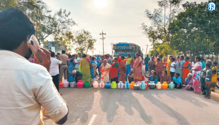 சீரான குடிநீர் வழங்க வலியுறுத்தி மேலக்கல்லூரில் காலி குடங்களுடன் பொதுமக்கள் மறியல்: போக்குவரத்து பாதிப்பு
