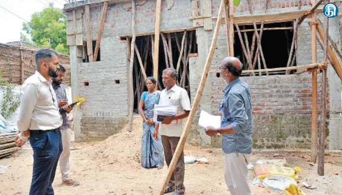 கலைஞரின் கனவு இல்லம் திட்டத்தின் கீழ் 8,165 வீடுகள் கட்டுமான பணியை விரைந்து முடிக்க வேண்டும்