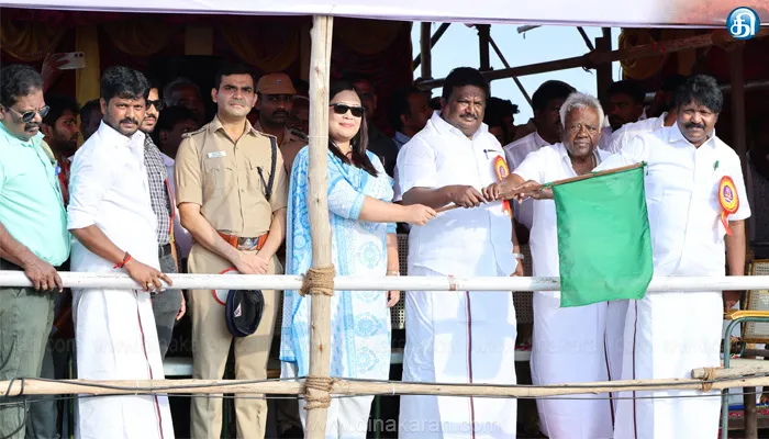 பெரம்பலூர் அருகே கொளத்தூரில் ஜல்லிக்கட்டு போட்டியை தொடங்கி வைத்தார் அமைச்சர் சிவசங்கர்