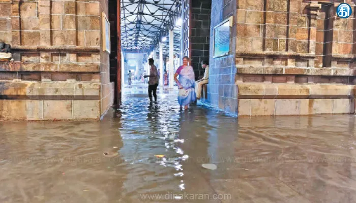 டெல்டா மாவட்டங்களில் காற்று, இடி, மின்னலுடன் பலத்த மழை: மயிலாடுதுறை கோயிலுக்குள் தண்ணீர் புகுந்தது