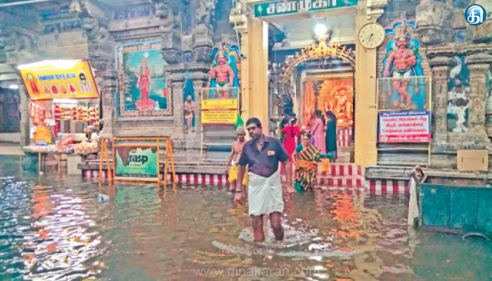 தென்காசி சங்கரன்கோவிலில் கனமழை; சங்கரநாராயணசுவாமி கோயிலில் மழைவெள்ளம் புகுந்தது: முழங்கால் அளவு தண்ணீரில் பக்தர்கள் தரிசனம்