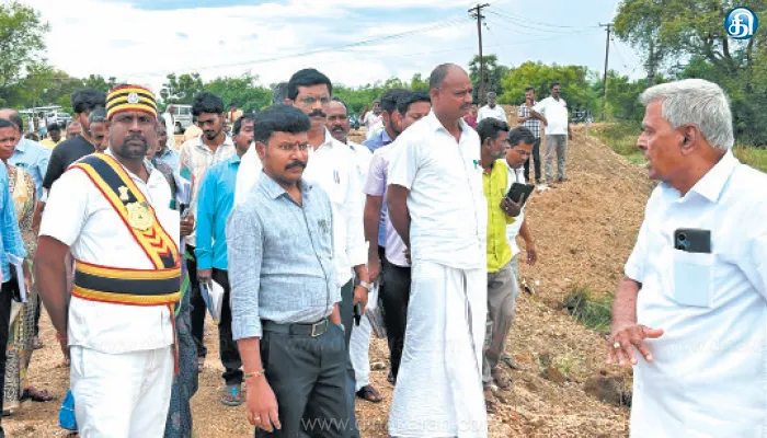 கலசப்பாக்கம் அருகே நீர்பிடிப்பு பகுதியில் வீட்டுமனை அமைக்க ஏரி மண் கடத்தல்?