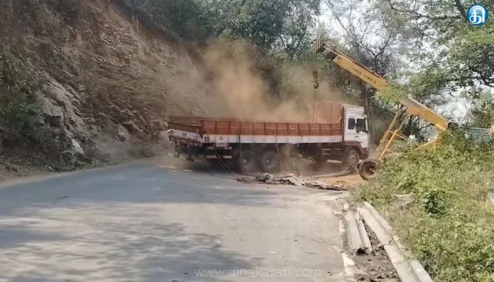 பர்கூர் மலைப்பாதையில் கவிழ்ந்த லாரி மீட்பு