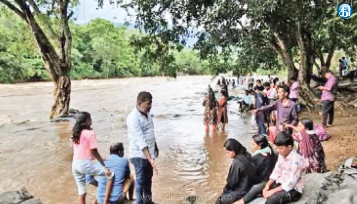 பரளிக்காடு சூழல் சுற்றுலாவில் லைப் ஜாக்கெட் அணியாமல் பரிசல் பயணம்