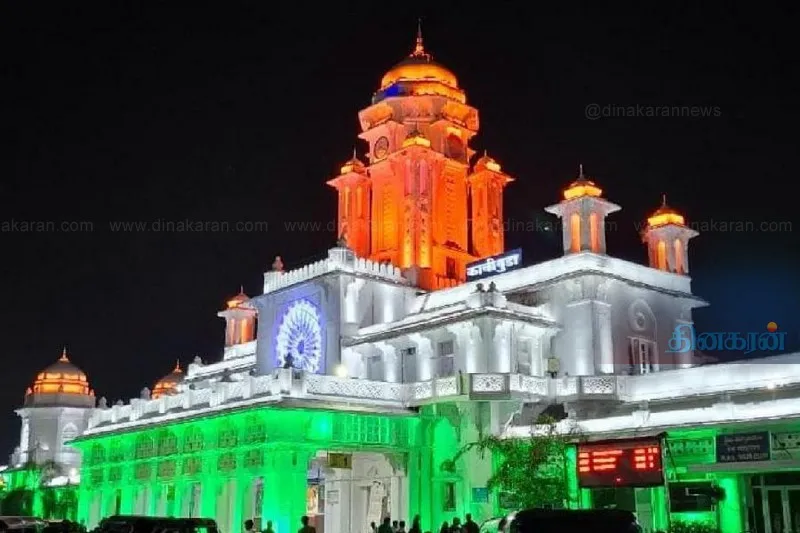 ஆபரேஷன் சிந்தூர் வெற்றி.. மூவர்ண கொடி ஒளியில் ஜொலித்த ரயில் நிலையங்கள்!!
