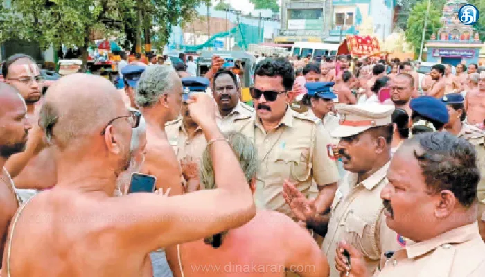 காஞ்சி வரதராஜபெருமாள் கோயில் பிரம்மோற்சவத்தில் மீண்டும் தலைதூக்கிய வடகலை-தென்கலை மோதல்: பக்தர்கள் கடும் அவதி