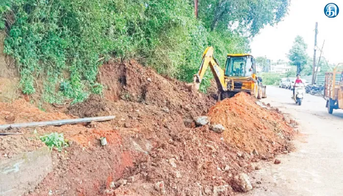 மண்ணுக்குள் பதித்த குடிநீர் குழாய்கள் இணைக்கும் பணி