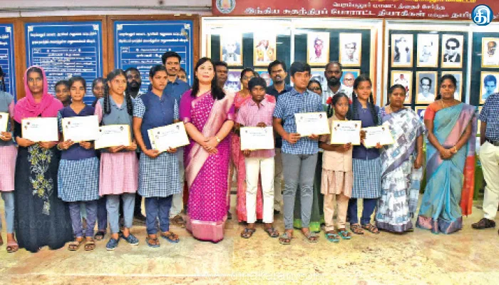 பாரதிதாசன் பிறந்தநாளை முன்னிட்டு நடந்த தமிழ்வார விழா போட்டியில் வென்றவர்களுக்கு சான்றிதழ்கள்