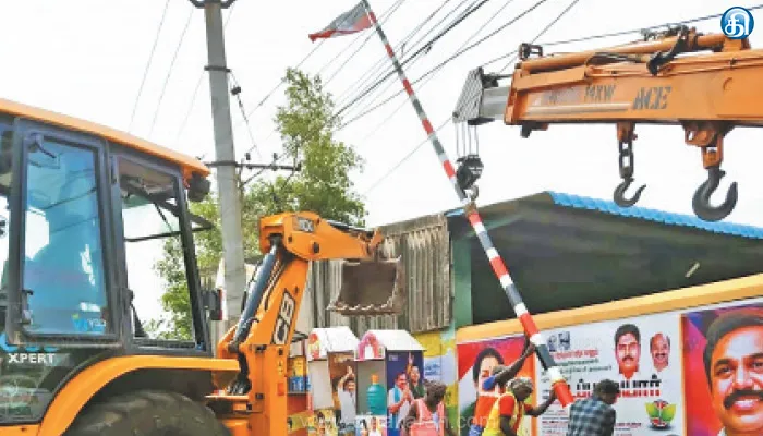 திருமழிசை – திருவள்ளூர் நெடுஞ்சாலையில் கொடி கம்பம், கல்வெட்டு அகற்றம்