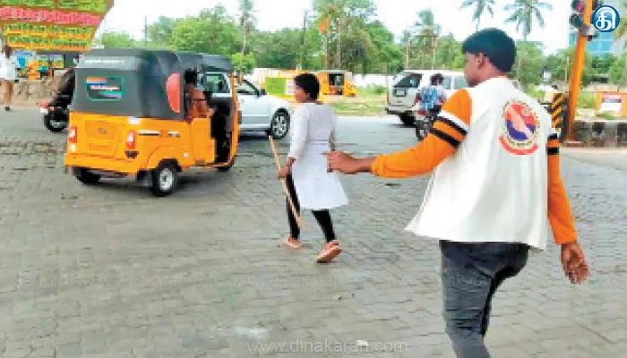 மனநலம் பாதிக்கப்பட்டு சாலையில் சுற்றித்திரிந்த பேராசிரியை மீட்பு: உறவினர்களிடம் ஒப்படைத்த போலீசார்