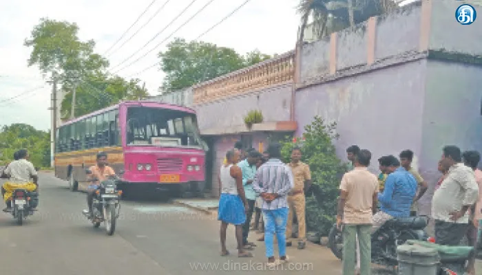 டிரைவரின் கட்டுப்பாட்டை இழந்து வீட்டின் மீது மோதிய அரசு பஸ்