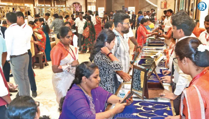 அட்சய திருதியை முன்னிட்டு தமிழகம் முழுவதும் நகைக் கடைகளில் அலைமோதிய மக்கள் கூட்டம்: வாடிக்கையாளர் வசதிக்காக நள்ளிரவிலும் கடைகள் திறப்பு, கடந்த ஆண்டை விட 20 சதவீதம் அதிகமாக விற்பனை