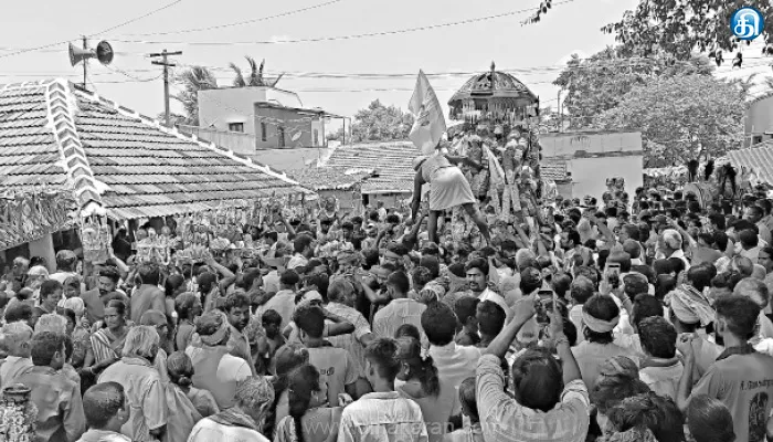 இடைப்பாடி அருகே அய்யனாரப்பன் கோயில் திருவிழா; 10 கிலோ மீட்டர் தூரம் சுவாமி சப்பர ஊர்வலம்: ஆயிரக்கணக்கான பக்தர்கள் தரிசனம்