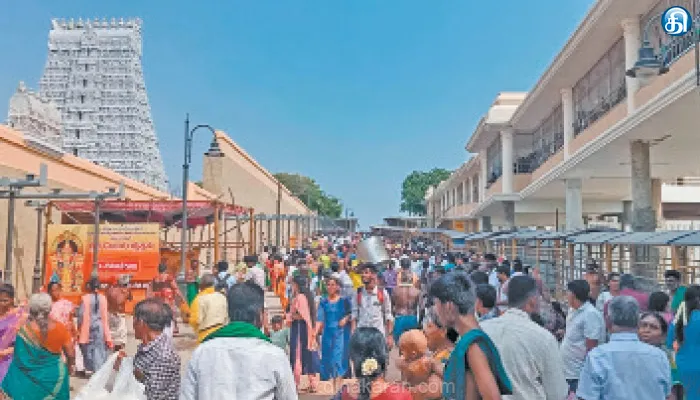 பள்ளிகளுக்கு கோடை விடுமுறை; திருச்செந்தூரில் ஆயிரக்கணக்கானோர் 3 மணி நேரம் காத்திருந்து தரிசனம்: பெருந்திட்ட வளாகப் பணிகள் தீவிரம்