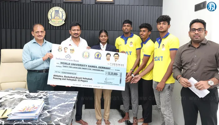 12 வீரர், வீராங்கனைகளுக்கு ரூ.32.25 லட்சத்துக்கான காசோலைகளை வழங்கினார் துணை முதல்வர் உதயநிதி ஸ்டாலின்