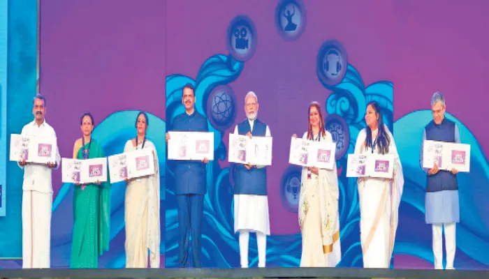 இந்தியாவின் படைப்புத் துறைக்கு வரலாற்றுச் சிறப்புமிக்க தருணம்: மும்பையில் நடந்த வேவ்ஸ் மாநாட்டில் மோடி பேச்சு