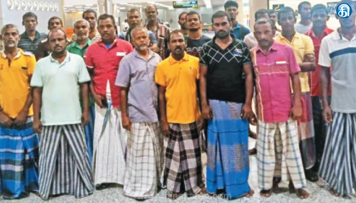 இலங்கை சிறையிலிருந்து விடுவிக்கப்பட்ட ராமேஸ்வரம் மீனவர்கள் 25 பேர் சென்னை வந்தனர்: அதிகாரிகள் வரவேற்று சொந்த ஊருக்கு அனுப்பி வைத்தனர்