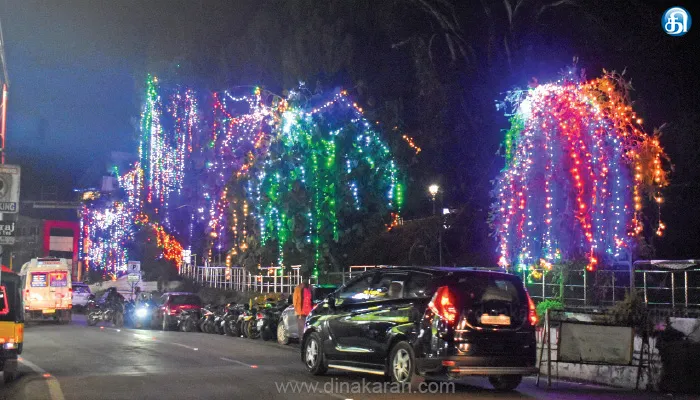 கோடை சீசனுக்கு வருகை தரும் சுற்றுலா பயணிகளை வரவேற்க வண்ண மின் விளக்குகளால் ஜொலிக்கும் ஊட்டி