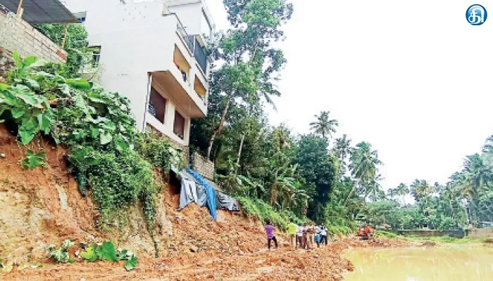 அருமனையில் பரபரப்பு; நெடுங்குளத்தின் கரையோரத்தில் மண் சரியும் அபாயம்: குடியிருப்பு வாசிகள் வெளியேற அறிவுறுத்தல்
