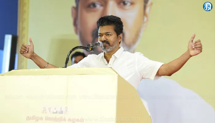 மாமல்லபுரம் அருகே பள்ளி மாணவ, மாணவிகளுக்கு சான்றிதழ், ஊக்கத்தொகை: தவெக தலைவர் விஜய் வழங்கினார்
