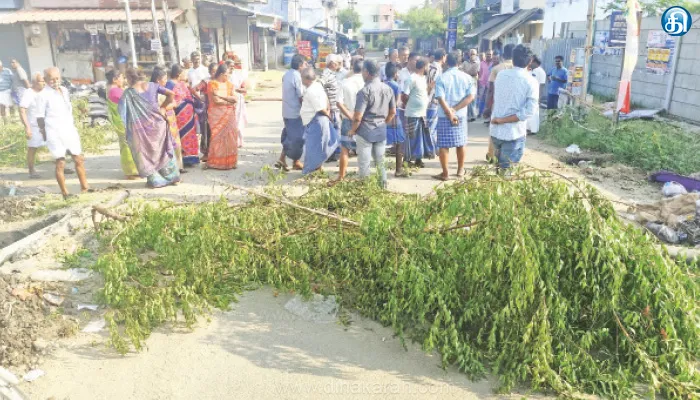 பொது குடிநீர் குழாய் அகற்றம் பொதுமக்கள் சாலை மறியல்