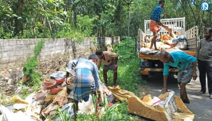 களியல் அருகே சாலையோரம் ஆக்கர் வியாபாரி வீசிய கழிவுகளை கடைக்கே திருப்பி அனுப்பிய போலீசார்
