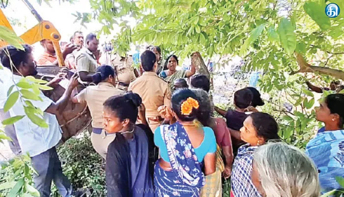 ஆக்கிரமிப்பை அகற்ற எதிர்ப்பு தெரிவித்து பெண் தீக்குளிக்க முயற்சி நத்தம் அருகே பரபரப்பு